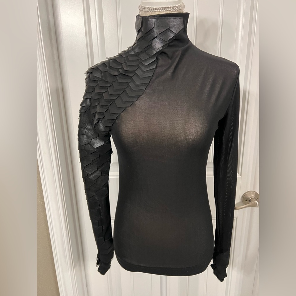 GRACIA Scale Mesh Long Sleeve Top